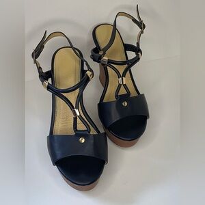 HOT KISS 💋 full platform color: brown, black and details in gold size: 7